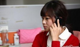 女子向记者爆料新闻报道,揭开新闻报道背后的真相